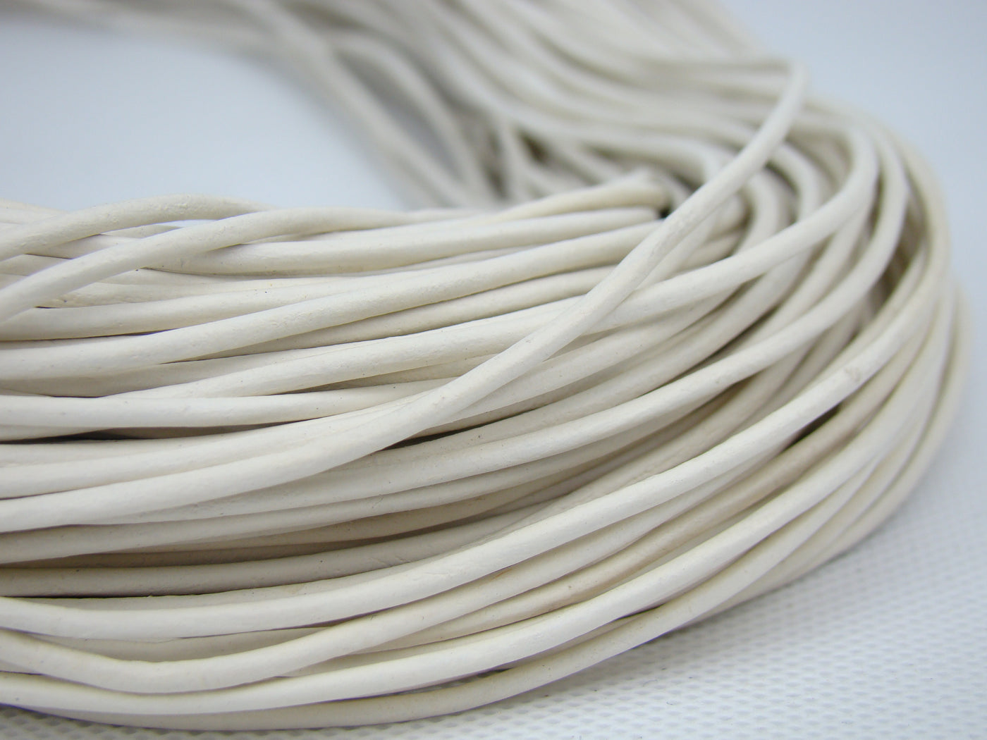 esnado Lederschnur 2mm in Weiß – Echtes Rindsleder