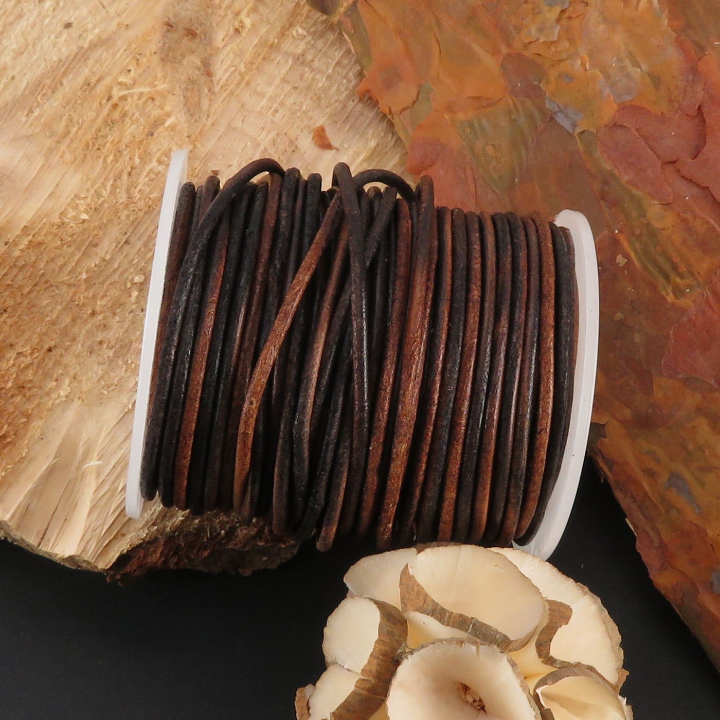 esnado Lederschnur Rund 2 mm - Bicolor Schwarz/Natur. Länge: 25 m auf Rolle