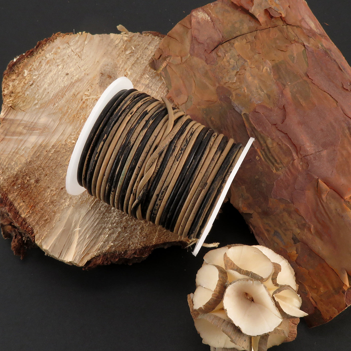 esnado Lederschnur Rund 2 mm -  Schwarz/Beige. Länge: 25 m auf Rolle