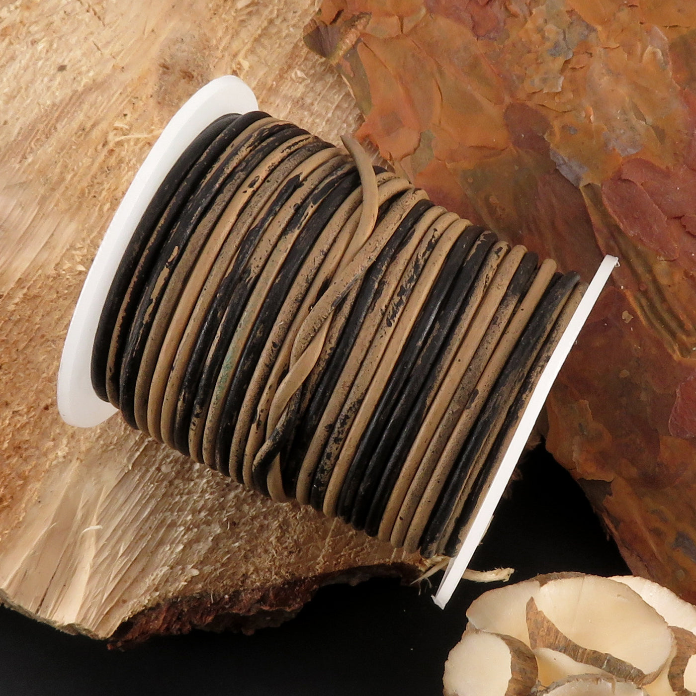 esnado Lederschnur Rund 2 mm -  Schwarz/Beige. Länge: 25 m auf Rolle