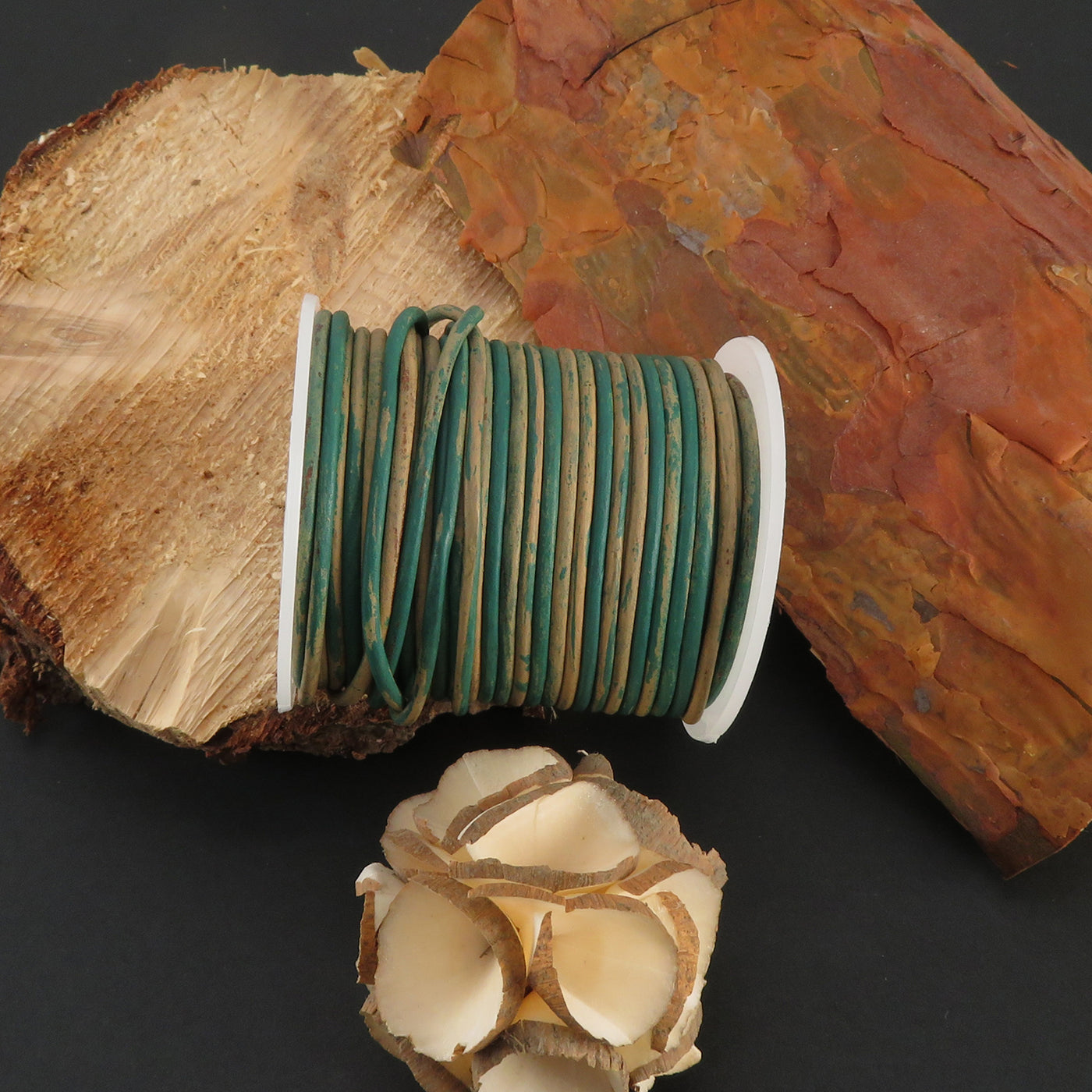 esnado Lederschnur Rund 2 mm - Bicolor Türkis/Beige. Länge: 25 m auf Rolle