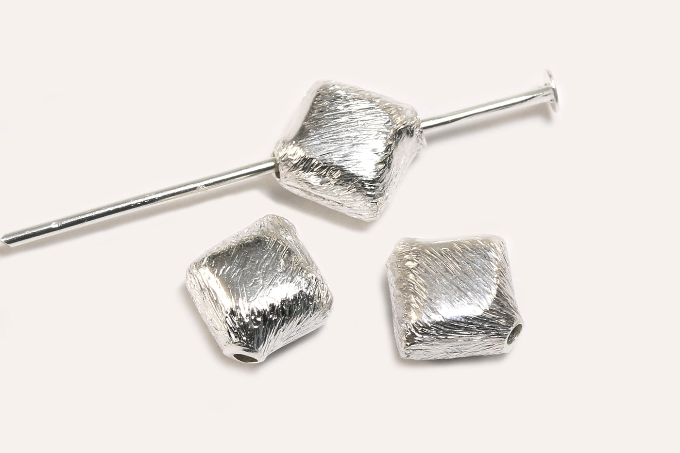 Perlen aus 925 Silber, 6,5 x 6,5 x 4,5 mm, gebürstet