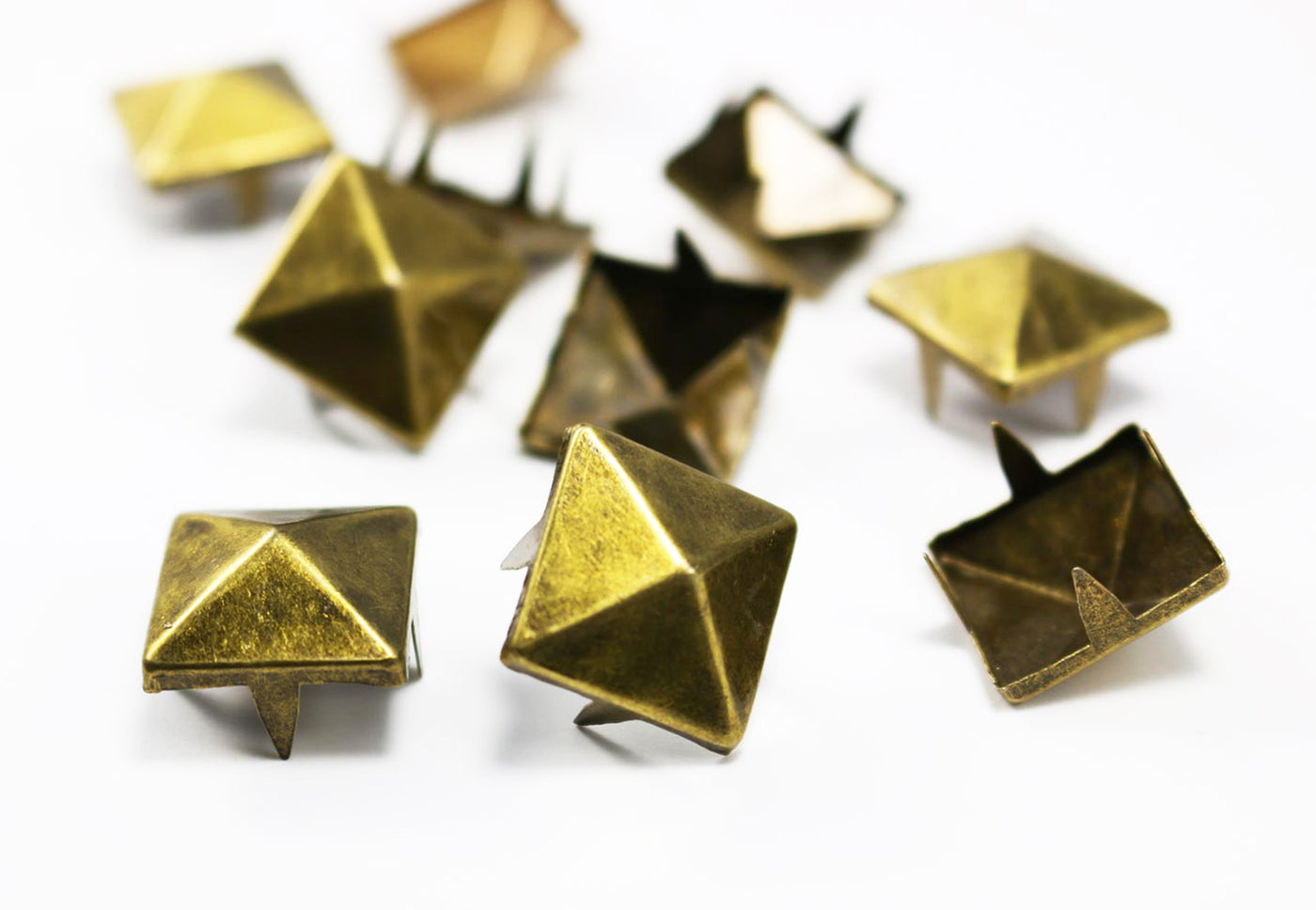 Pyramiden Niete, 15 x 15 mm, 20 Stück