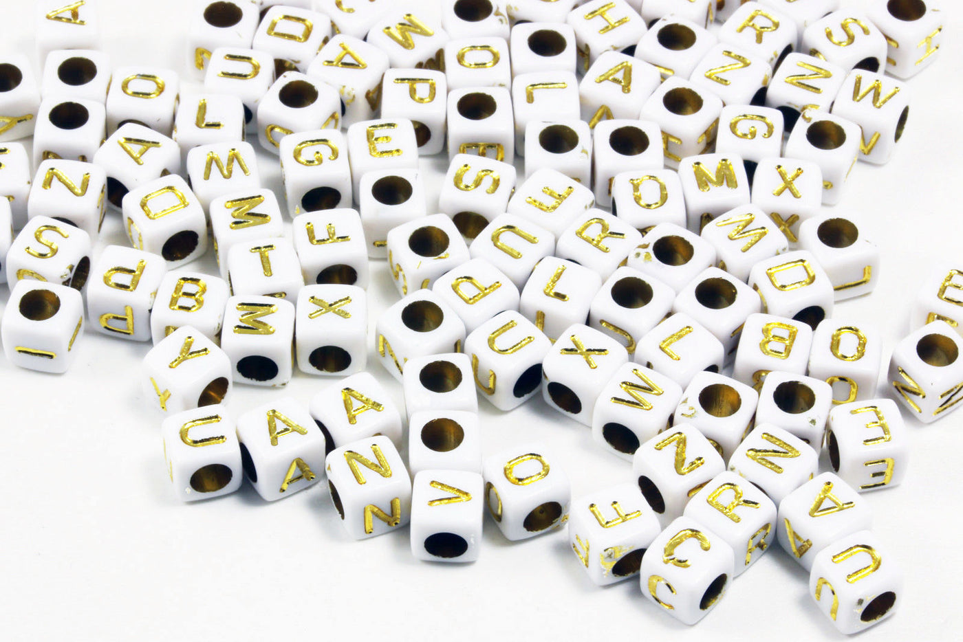 Buchstabenperlen, Würfel, 6 mm, weiß/goldfarben, 100 Stück