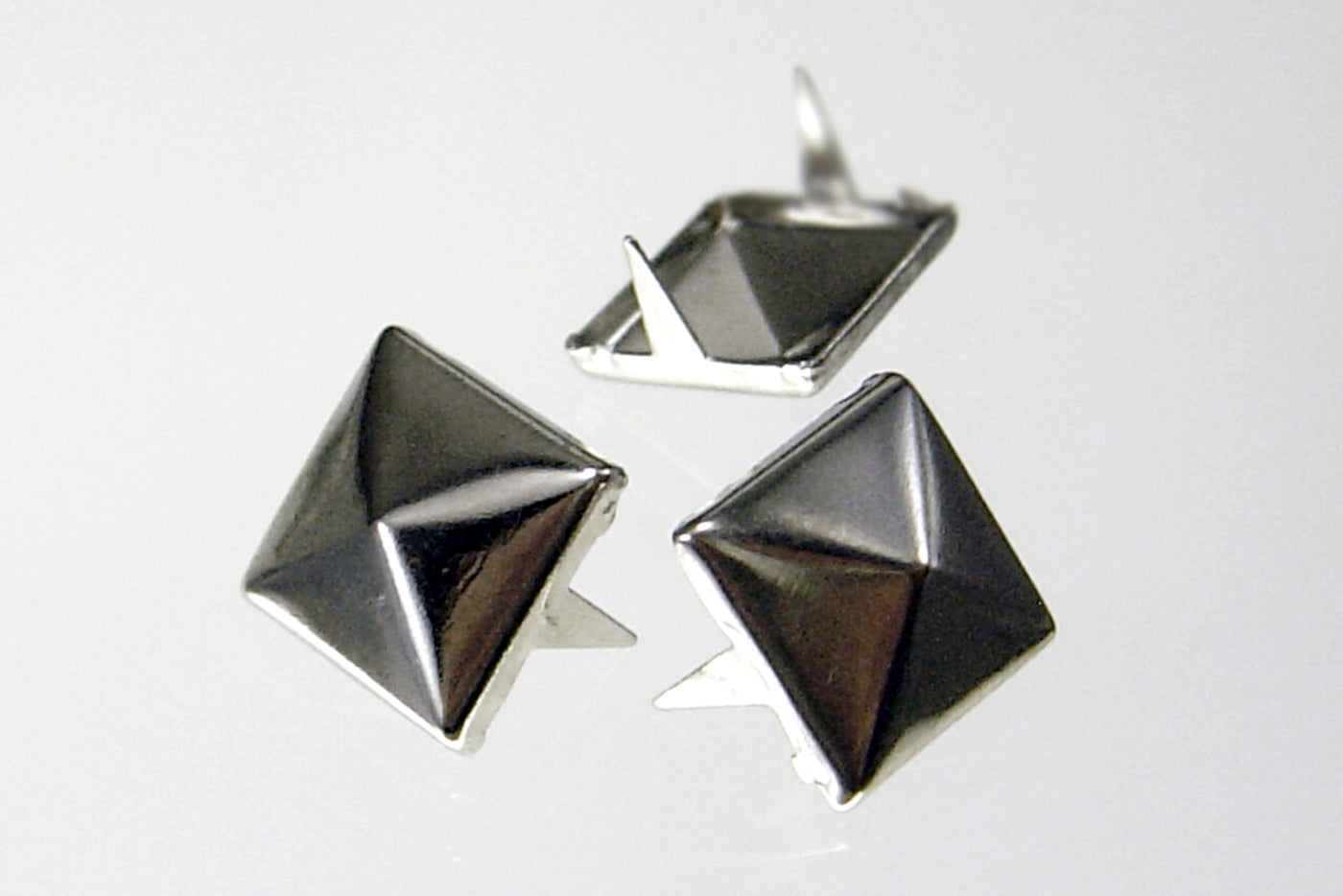 Pyramiden Niete mit Zacken, 11 x 11 mm
