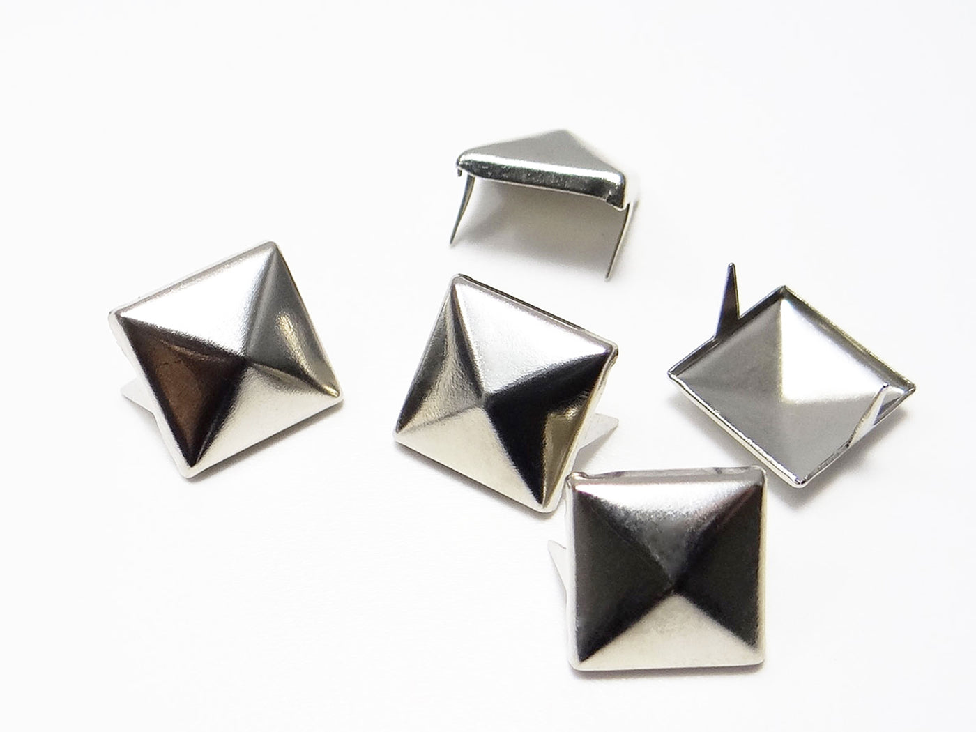 Pyramiden Niete mit Zacken, 11 x 11 mm
