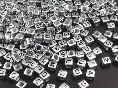 Buchstaben Perlen, Würfel, 6 mm, altsilberfarben, 100 Stück