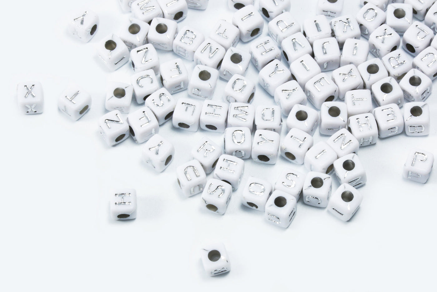 Buchstabenperlen A-Z, Mix, 5 mm, weiß/silberfarben, 100 Stück