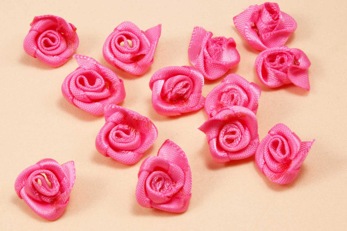 Satin Rosen, 15 mm, 20 Stück